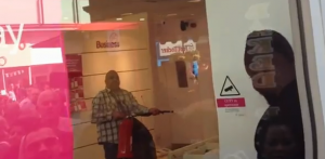tmobile 300x147 - Vidéo : Mécontent, il saccage la boutique de son opérateur