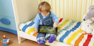 Enfant utilisant une tablette
