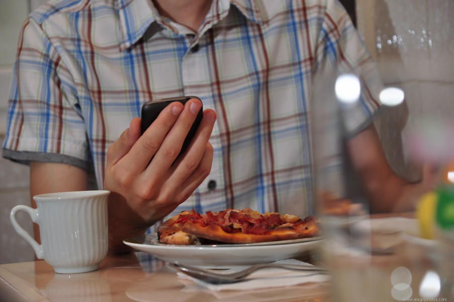 Vous passez plus de temps au restaurant à cause de votre smartphone