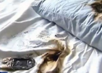 Un Samsung galaxy S4 prend feu sous l’oreiller d’une petite fille Un Samsung galaxy S4 prend feu sous l’oreiller d’une petite fille