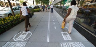 [Insolite] Une voie réservée aux utilisateurs de smartphone sur les trottoirs ?