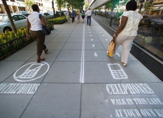 [Insolite] Une voie réservée aux utilisateurs de smartphone sur les trottoirs ?