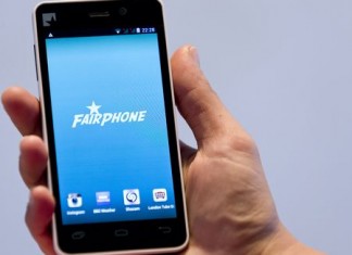 fairphone dans une main