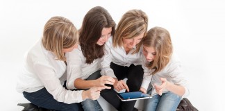 girls-around-tablet