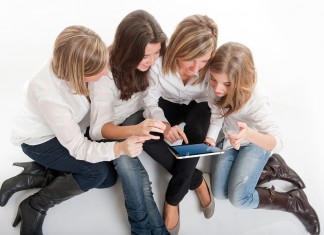 girls-around-tablet
