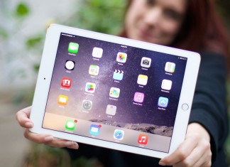 ipad air 2 montré par femme