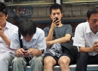 Daxue-Research_subway-smartphone-China-640x236