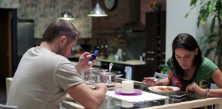 smartphone-dinner-table