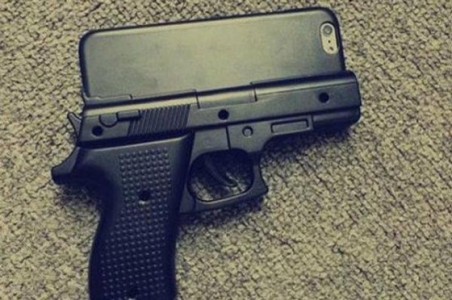 coque-iPhone-en-forme-de-pistolet