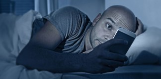 utiliser-son-smartphone-au-lieu-de-dormir