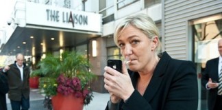 Marine Le Pen avec un iPhone