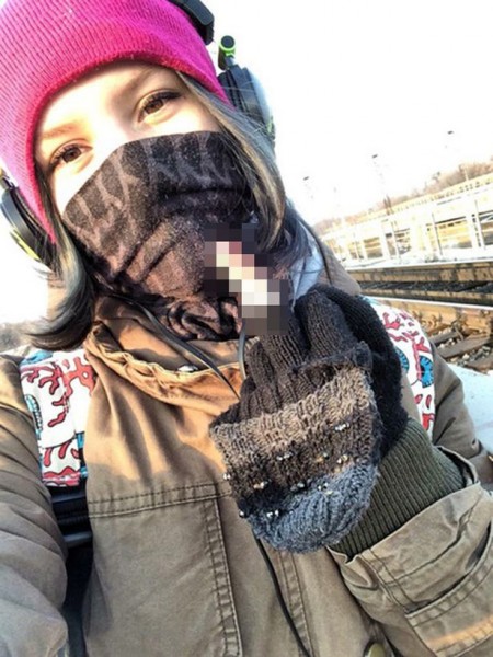 Une adolescente de 16 ans prend un selfie au bord d'un chemin de fer avant de se jeter sous un train. Découvrez cette histoire qui a fait le tour du monde.