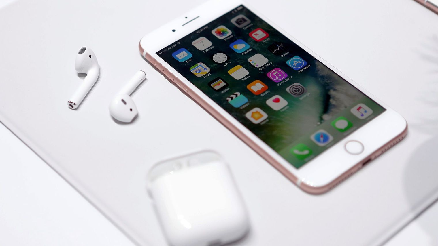 iPhone 7 écouteurs 1 - iPhone 7 : pas de prise Jack à cause du Taptic engine