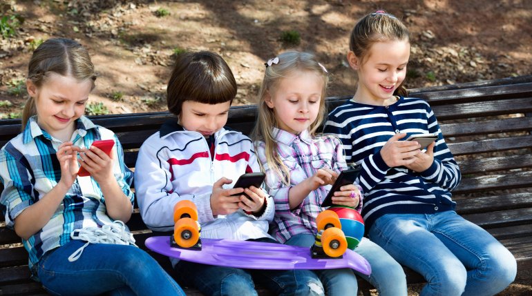 Un groupe au Colorado voudrait empêcher les enfants de moins de 13 ans de posséder un téléphone portable