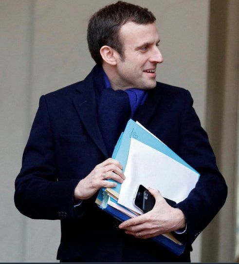 macron android iphone - On distingue 2 iPhone en arrière-plan dans la photo officielle du président français Emmanuel Macron