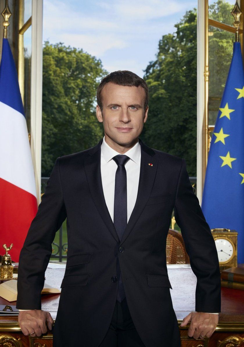 2 iPhone en arrière-plan dans la photo officielle du président français Emmanuel Macron