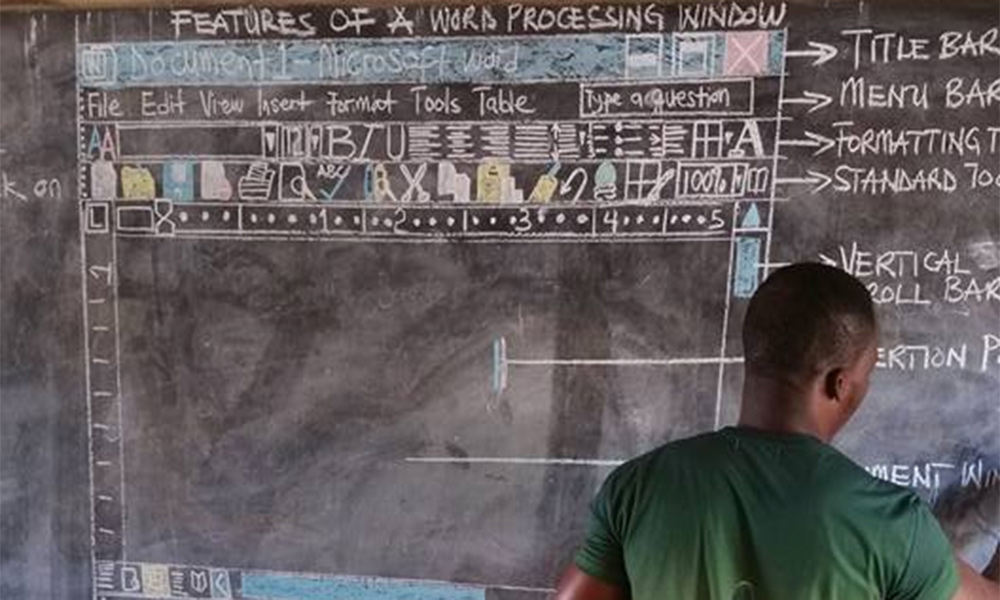 Ghana : avec ces PC, ce professeur ne dessinera plus Word sur un tableau !