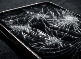 Smartphone écran cassé