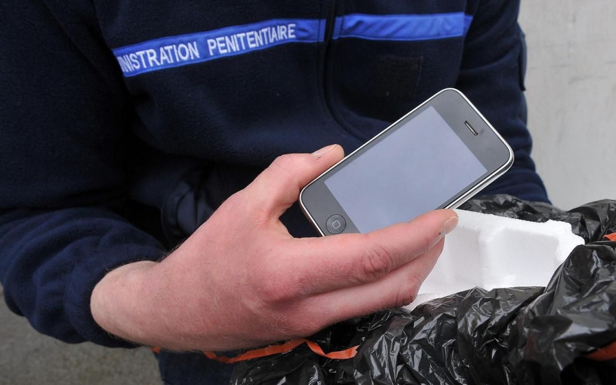 Grâce à deux iPhone, ce terroriste alimentait son compte Facebook en prison