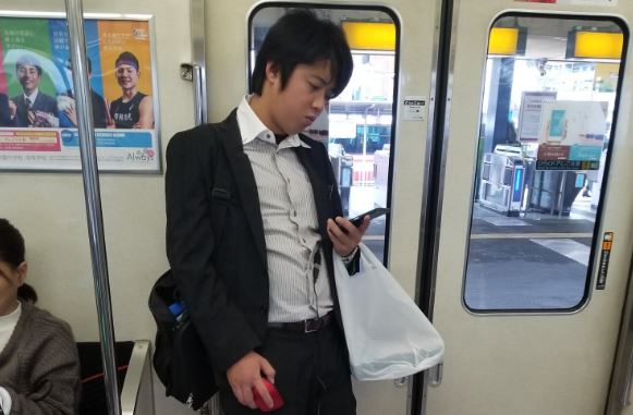 Ce Japonais a une drôle de manière d'utiliser son smartphone