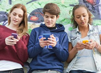 Adolescents sur leur smartphone