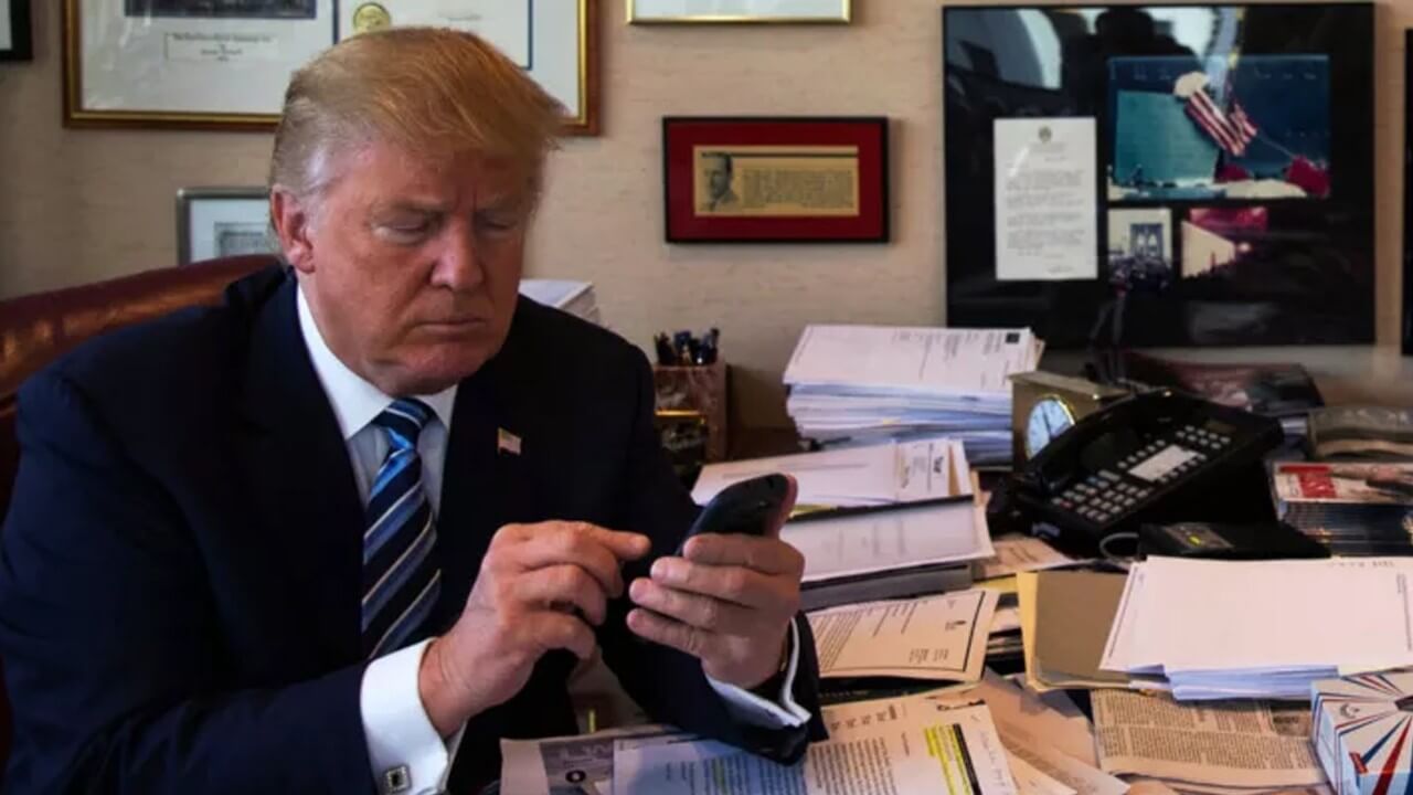 Donald Trump ne respecte pas les consignes de sécurité avec ses deux iPhone