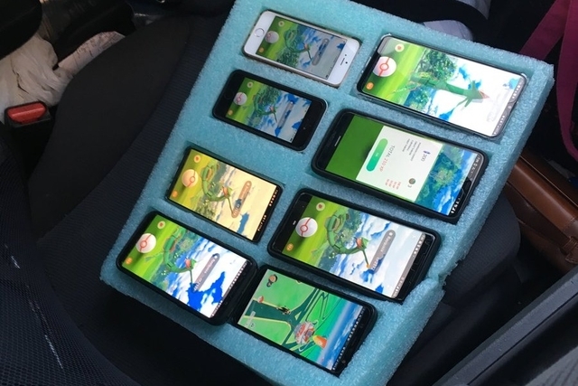 Etats-Unis : un conducteur surpris en train de jouer à Pokémon Go avec 8 smartphones différents