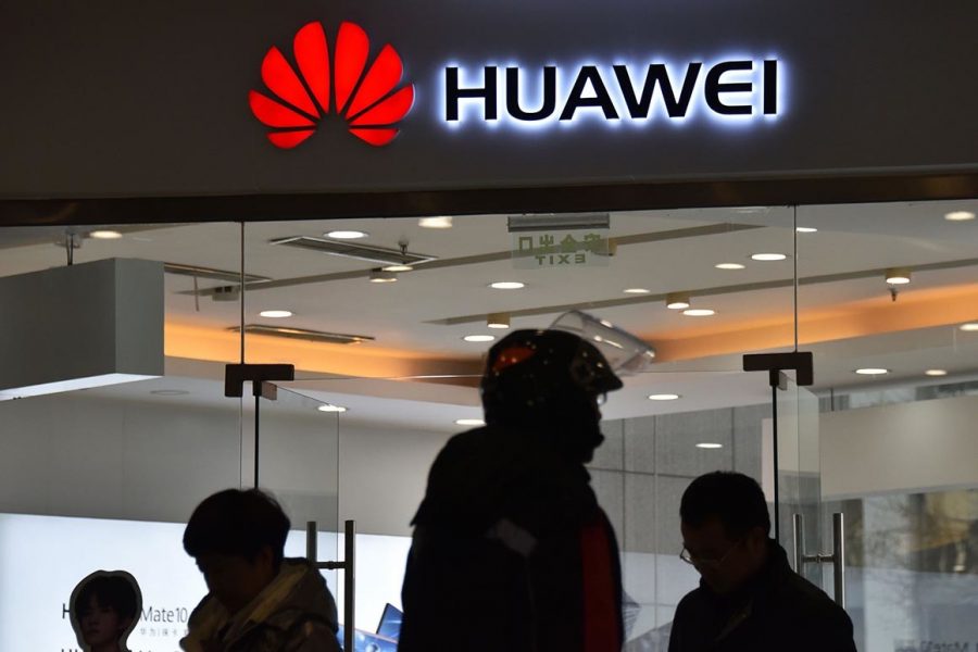 huawei store afp 900x600 - Huawei : la firme propose 260 millions à ses ingénieurs s'ils trouvent une alternative aux services Google