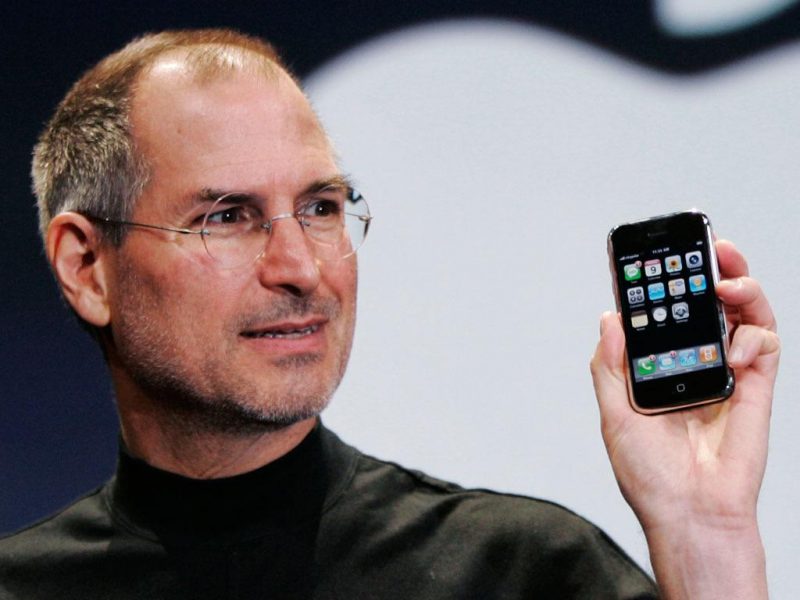 steve jobs inventeur iphone fils dun migrant 800x600 - Apple : le 9 janvier 2007 on fait connaissance avec le premier iPhone